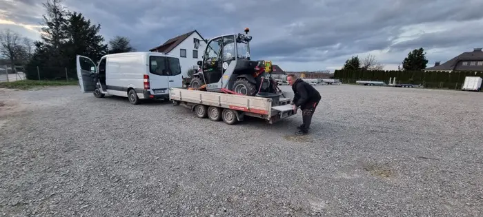 Transporter mit Baggeranhänger