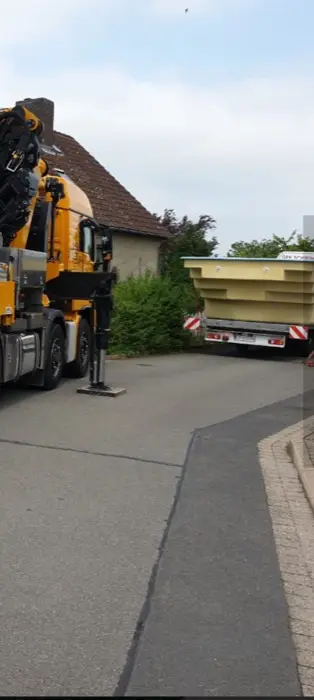 Kranwagen mit Poolbecken