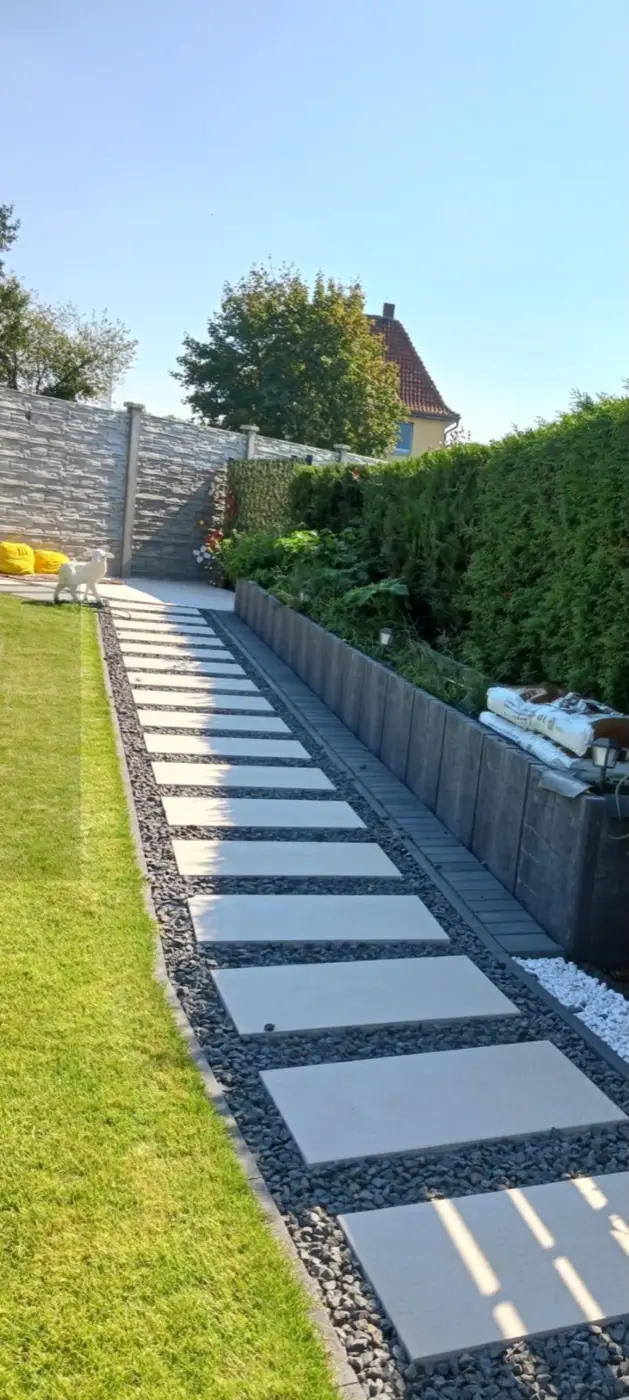 Plattenweg im Garten angelegt
