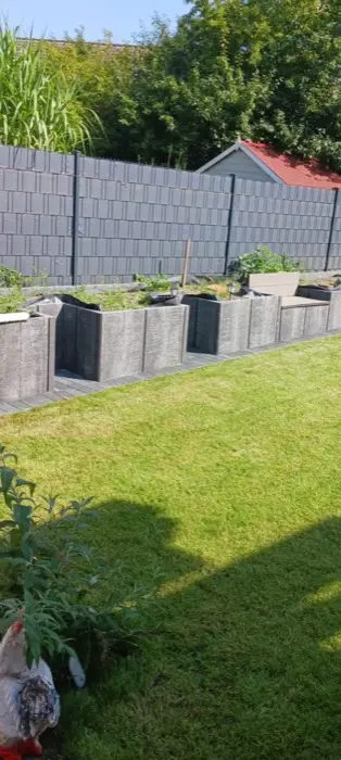 Beeteinfassung aus Betonpalisaden