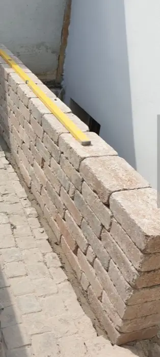 Neue Natursteinmauer am Weg
