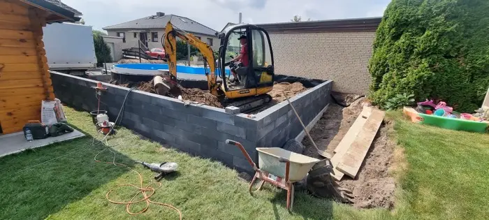 Poolgrube mit Minibagger ausgehoben