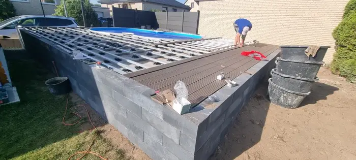 Terrassenunterbau am Poolrand