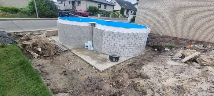 Aufstellpool mit Steinverkleidung