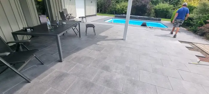 Fertige Terrassenfläche am Pool