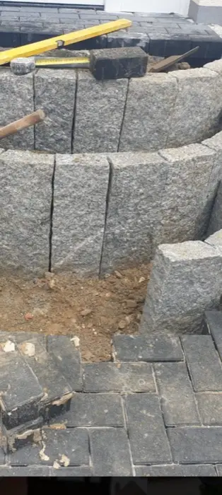 Gemauerte Rundstufe im Bau