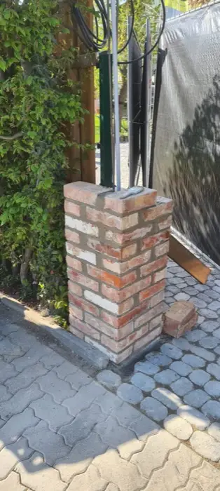Gemauerte Klinkersäule am Tor