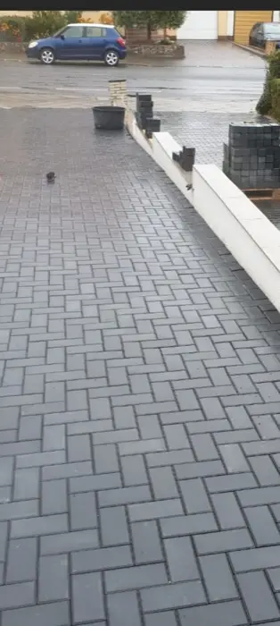 Gepflasterte Einfahrt bei Regen