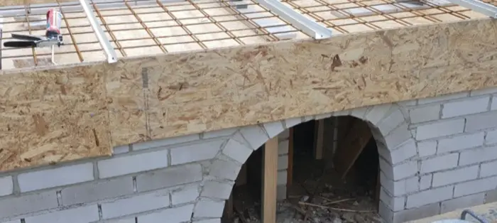 Neue Deckenkonstruktion über Mauerwerk