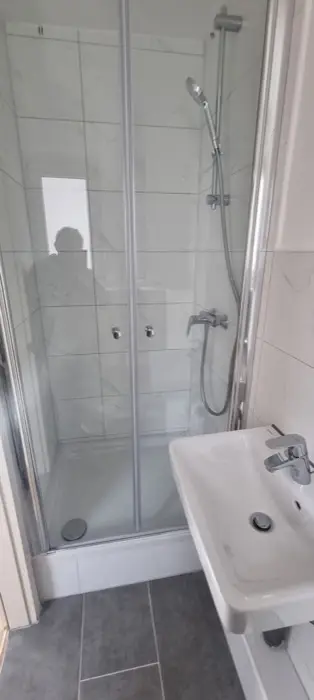 Neue Dusche im Badezimmer