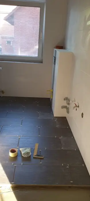 Dunkle Bodenfliesen im Bad
