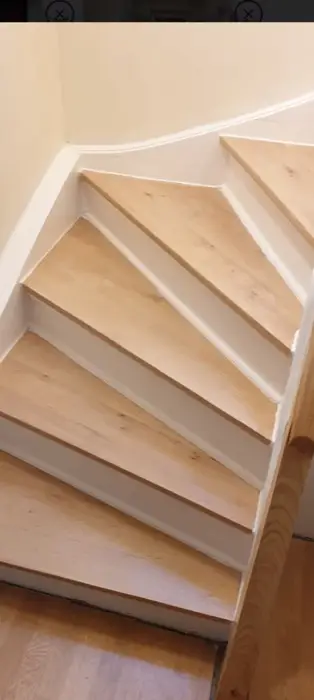 Treppe mit neuem Holzbelag